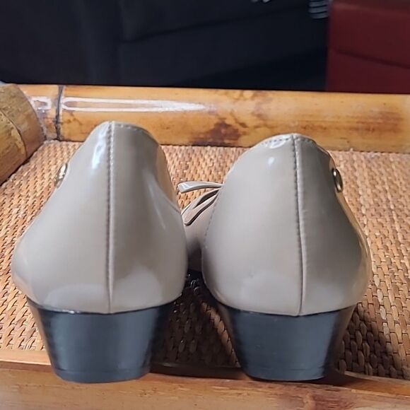 Life Stride soft system sz 8.5 patent leather slippers - Picture 2 of 15